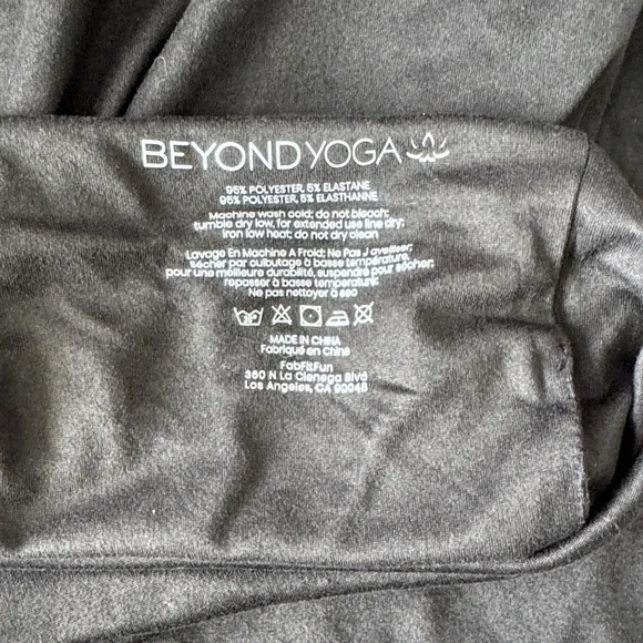 🌼BEYOND YOGA🌼 Black Infinity Scarf with Hidden Zip Pocket, One Size - Picture 3 of 5